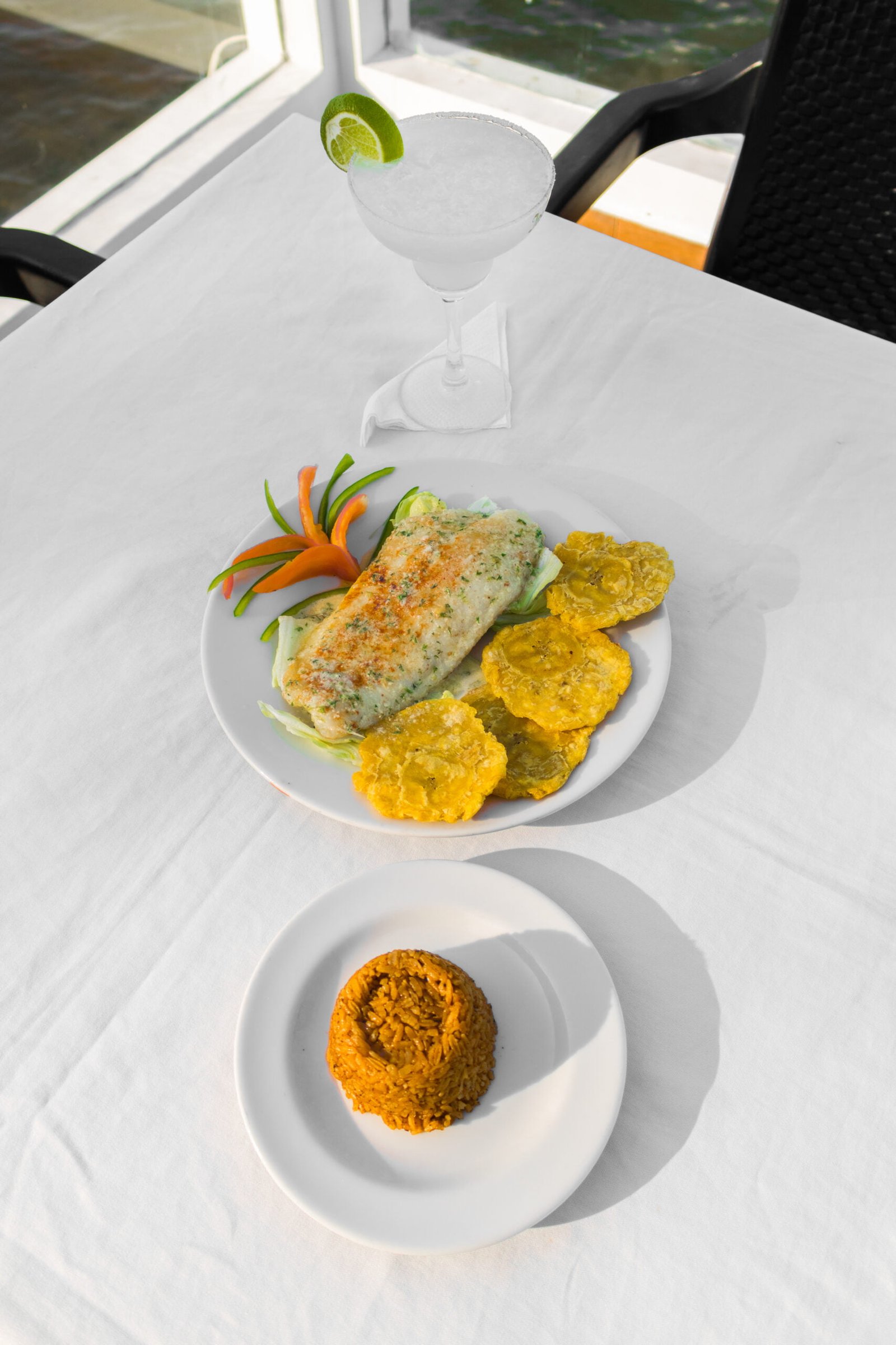 Foto de filete de pescado con patacones